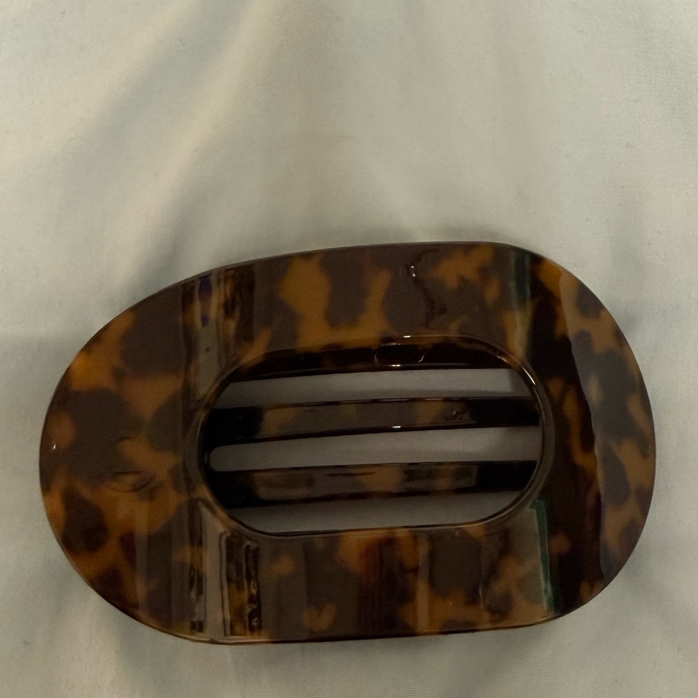 NWOT large teletie flat round hair clip